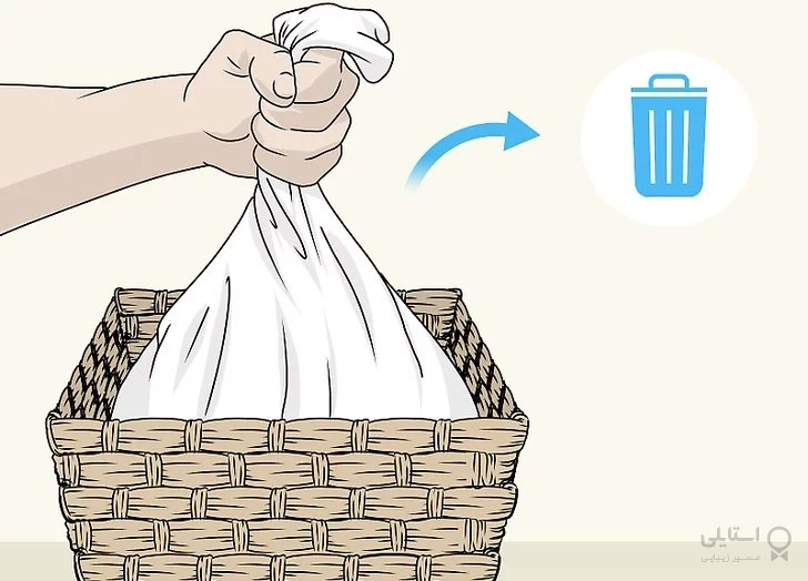 انداختن کیسه لباس‌ها درون سطل زباله