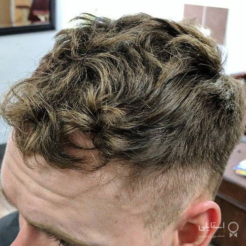 مدل موی حالت‌دار بهم ریخته و حجیم در بالای سر + حالت نوار مانند کوتاه در بغل‌ها