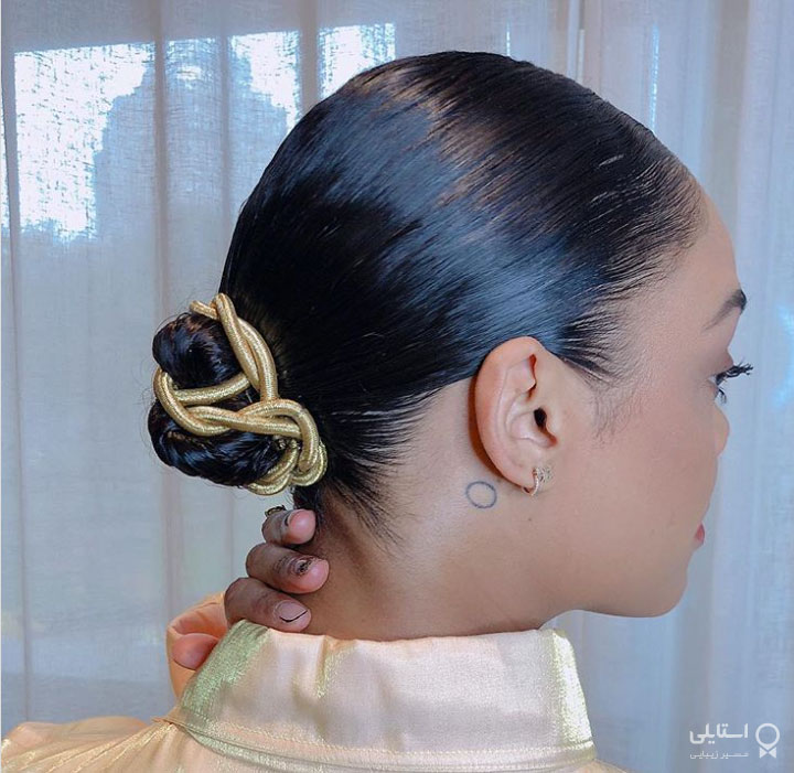 مدل موی جمع محکم و پایین با اکسسوری طلایی