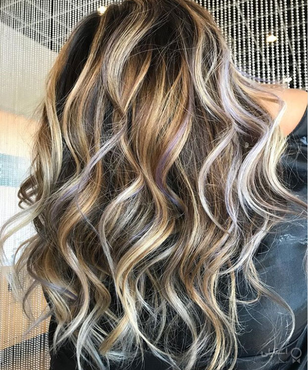 هایلات بلوند و بلوند پاستیلی روی زمینه تیره