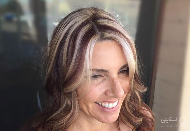 تکه‌های ضخیم هایلایت / هایلایت بلوند روی زمینه قهوه‌ای تیره