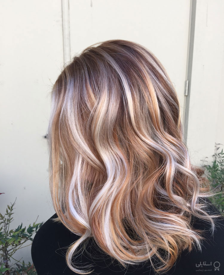 هایلایت کاراملی روی زمینه قهوه‌ای