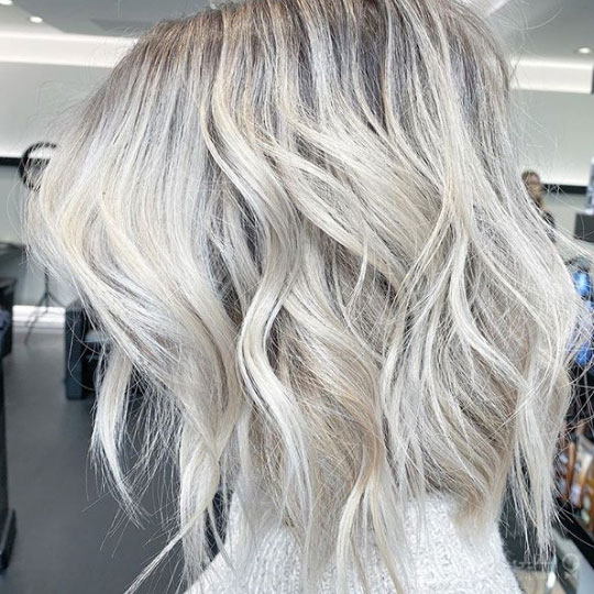 رنگ موی بلوند دودی همراه با چتری