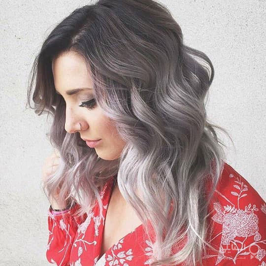 موی خاکستری ترند سال 2020 - موی خاکستری با پایین‌های بلوند