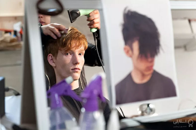 در حالی که موهایتان هنوز کمی نم دارد، به آنها حالت بدهید