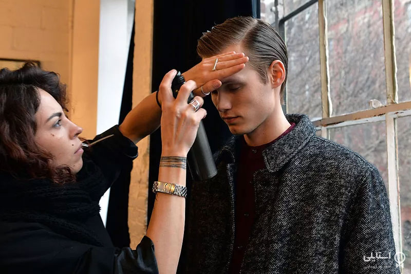  از اسپری مو به میزان کمی استفاده کنید