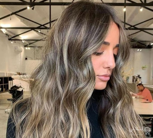 قهوه‌ای شنی با هایلایت‌های بلوند خاکستری