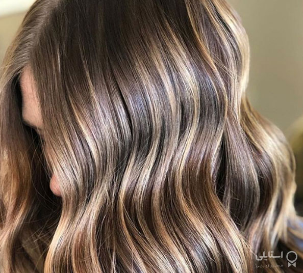 هایلایت‌های شکلاتی شیری و روبان طلایی