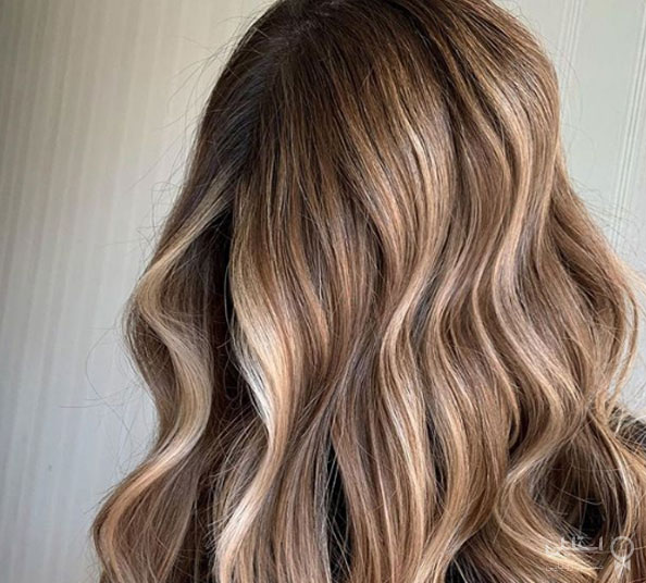 رنگ موی قهوه‌ای شنی با رشته‌های بلوند پلاتین