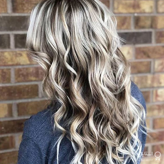 بلوند یخی با لولایت‌های خرمایی تیره