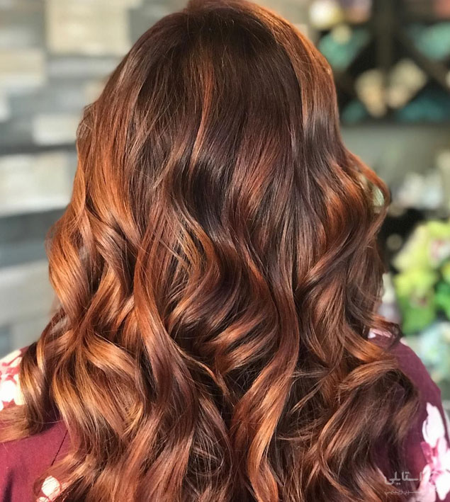 رنگ موی قهوه‌ای طبیعی با هایلایت قرمز