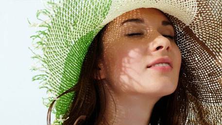 چگونه آفتاب سوختگی پوست سر را درمان کنیم؟